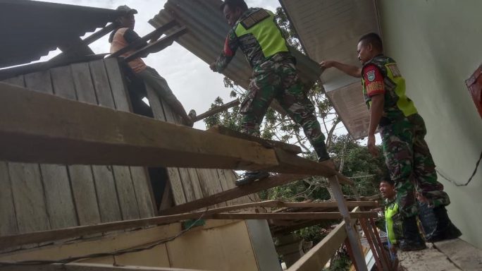 Ringankan Beban Warga Desa Binaan Babinsa Bantu Bangun Rumah Mitra Karib