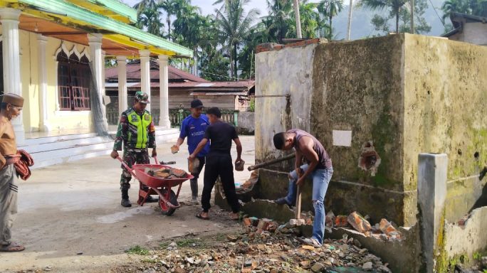 Salut! Babinsa dan Warga Desa Sunti Kompak Gotong Royong Perbaiki Tempat Wudhu