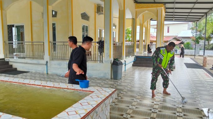 Bulan Suci Ramadhan, Babinsa Bersama Warga Gotong Royong Bersihkan Masjid