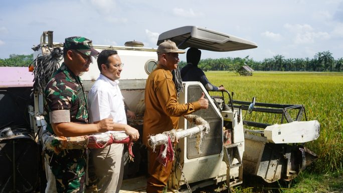 Dandim 0117/Aceh Tamiang Bersama Forkopimda Pendampingan Bulog Lakukan Sergab Di Desa Air Tenang