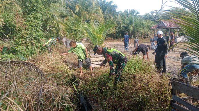 Babinsa pos Ramil Tadu Raya Melaksanakan gotong royong Bersama warga