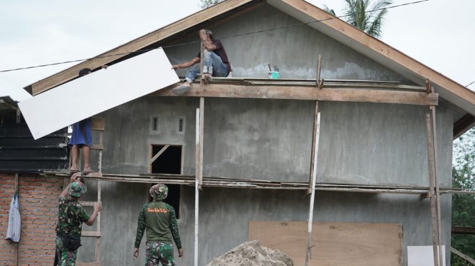 Pembangunan Berlanjut! Satgas TMMD Kodim 0104/Atim Rampungkan Pemasangan Plafon dan Keramik