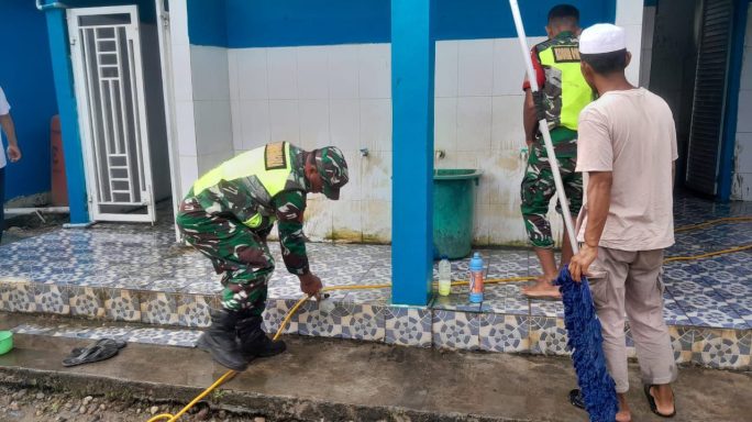 Kemanunggalan TNI Bersama Masyarakat Babinsa Ajak Warga Gotong Royong Bersih Mushola desa