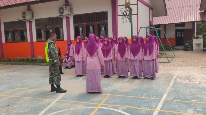 Babinsa Mengajar PBB Bagi Siswi SMKN 3 Karang Baru Demi Menanamkan Kedisplinan