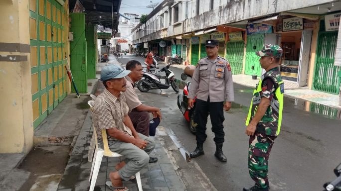 Jalin Silaturahmi, Babinsa Dan Bhabinkamtibmas Komsos Dengan Warga