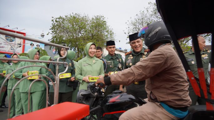 Mayjen TNI Niko Fahrizal dan Istri turun langsung bagikan Takjil kepada Warga Kota Banda Aceh.