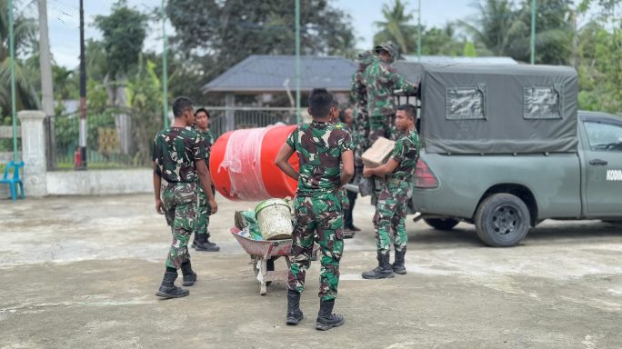 Satgas TMMD Ke-123 Salurkan Peralatan untuk Fasilitas Air Bersih di Desa.