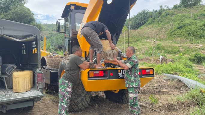 Satgas TMMD Ke-123 Laksanakan Pengisian BBM Alat Berat untuk Percepatan Pembangunan.