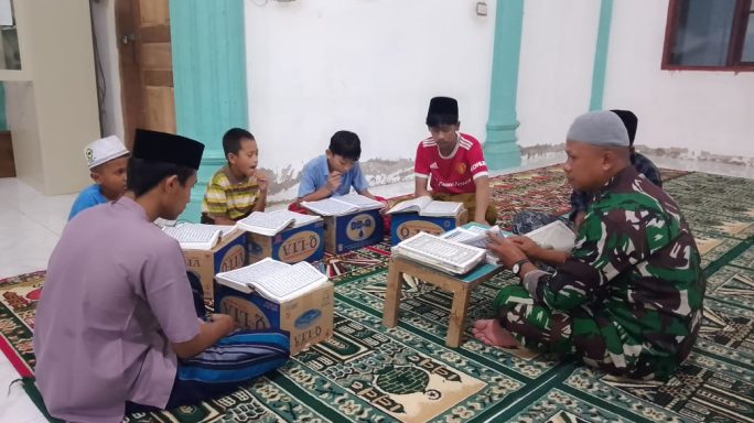 Babinsa Isi Waktu Bulan Ramadan Dengan Tadarus Al-Quran bersama Warga