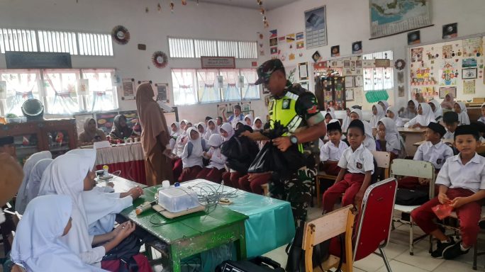 Babinsa Koramil 06/Peukan Baro, Kodim 0102/Pidie Dampingi Pendistribusian Makanan Bergizi Gratis di SD Negeri 1 Lampoih Saka