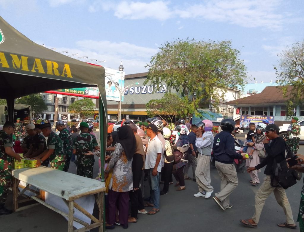 Jumat Berkah: Kodam Iskandar Muda Bagikan 235 Paket Takjil untuk Warga