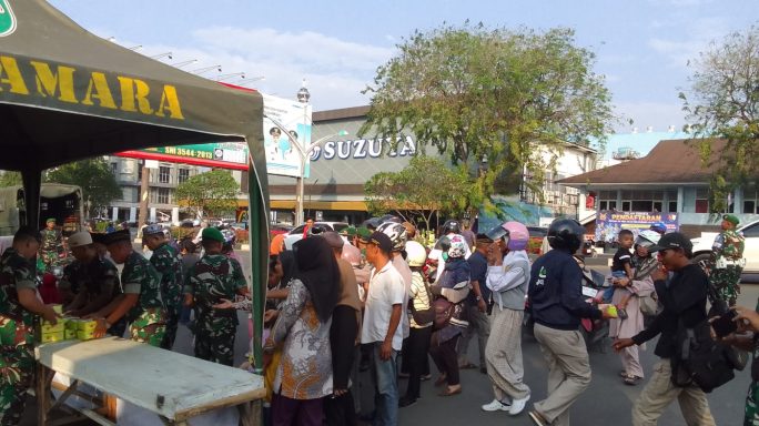 Jumat Berkah: Kodam Iskandar Muda Bagikan 235 Paket Takjil untuk Warga