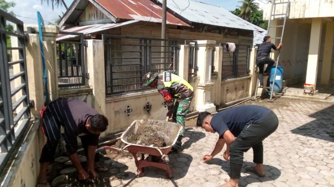 Babinsa Gotong Royong Membersihkan Menasah Bersama Masyarakat Demi Kenyamanan Beribadah