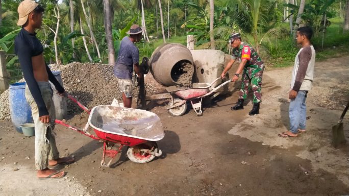 Pakai Seragam Loreng, Babinsa Koramil 05/IDR Ikut Cor Jalan Desa!