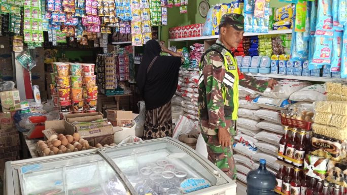 Babinsa Koramil 08/Rantau Cek Harga Sembako Jelang Hari Raya Idil Fitri