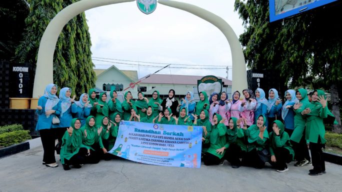 Sinergi Kebaikan: Ketua Persit Kodim 0101, Wali Kota Banda Aceh, dan Manager PLN UP3 Banda Aceh Bagikan Ratusan Takjil