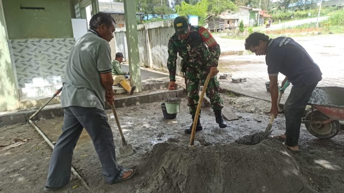 Babinsa Koramil 03/Pegasing Kodim 0106/Ateng Melakukan Karya Bakti Bantu Membuat Dinding Tempat Wudhu Masjid