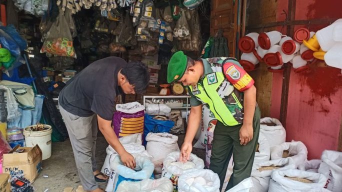 Babinsa Koramil 0108-04/Babussalam Cek Ketersediaan Pupuk Di Kios