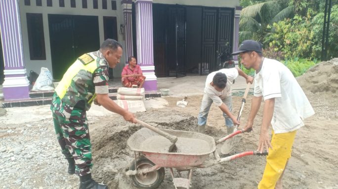 Pererat Silaturahmi Babinsa Bantu Cor Lantai Rumah Warga