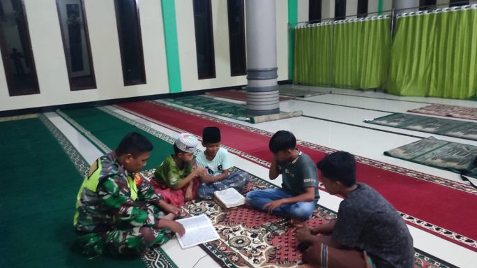 Babinsa Posramil ketambe Di Bulan Ramadhan Melaksanakan Tadarus Dengan Anak-Anak Warga Desa Binaan