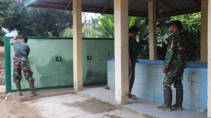 Personel Satgas TMMD ke-123 Kodim 0104/Atim Perindah Sarana Wudhu di TPA Baitul Ulum.