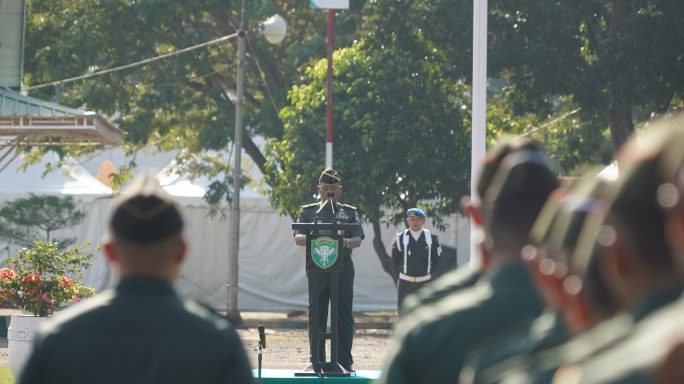 Irdam IM Pimpin Upacara Bendera Bulanan di Lapangan Blang Padang.