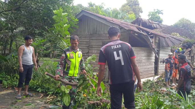 Tunjukan Semangat Gotong Royong Babinsa Koramil 03/Senagan Timur Dan Warga Bersihkan Lingkungan Di Seputaran desa Binaan