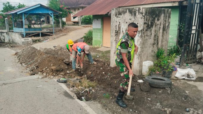 Babinsa Koramil 0108-01 Lawe Sigala -Gala Laksanakan Gotong royong Pembersihan Parit Pinggir Jalan