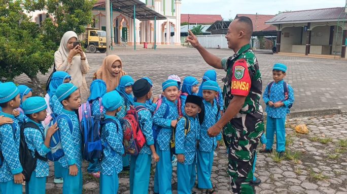 Babinsa Koramil 02/Langsa Kota Ajak Murid TK Al Islam Belajar dan Bermain Lewat Simulasi Baris-Berbaris