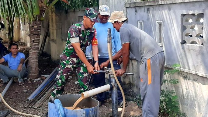Demi Akses Air Bersih, Babinsa Gampong Lam Cok Bahu Membahu Buat Sumur Bor