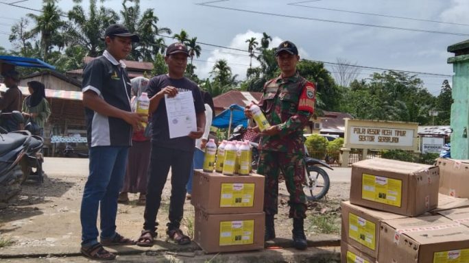 Bersinergi dengan Penyuluh, Babinsa Bantu Distribusikan Herbisida kepada Petani Peunaron