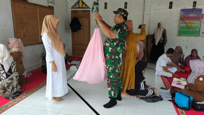 Sinergi TNI dan Kader Kesehatan dalam Pelayanan Posyandu Balita di Desa Lhok Meureh