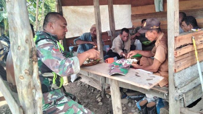 Jam Makan Siang Tiba Babinsa Bersama Petani Manfaatkan Momen Makan Siang Bersama