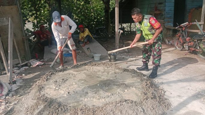 Babinsa Bantu Warga Desa Binaan Renovasi Rumah