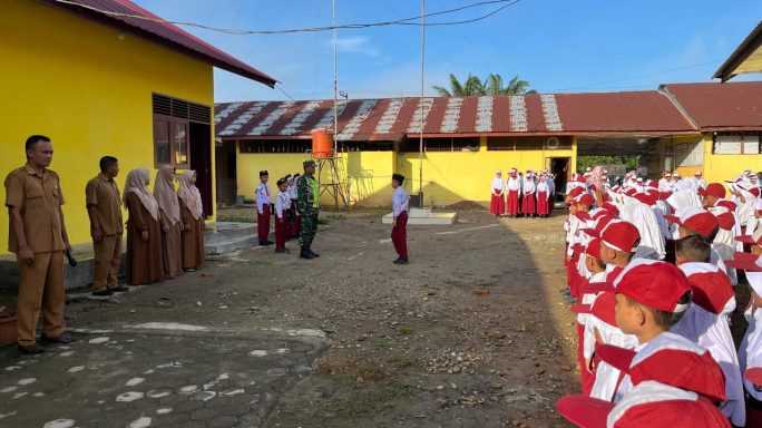 Menjadi Irup Di Sekolah Dasar, Babinsa 04/Bendahara Tekankan Nilai Pancasila Dan Cinta Tanah Air