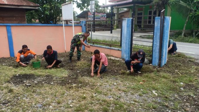 Ringankan Pekerjaan Warga Desa Binaan Babinsa Bantu Pegawai Damkar Laksanakan Pembersihan Di Seputaran Kantor Damkar