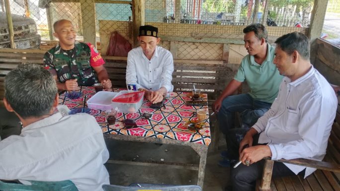 Demi Ketahanan Wilayah, Babinsa dan Warga Matang Rayeuk SMK Duduk Semeja