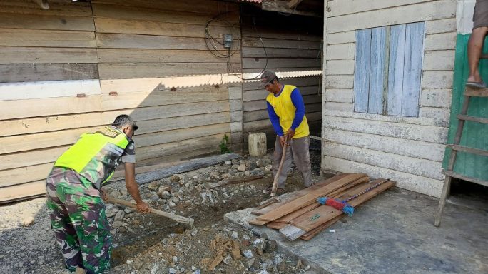 Ringankan Pekerjaan Warga Desa Binaan Babinsa Bantu Cor Pondasi Rumah