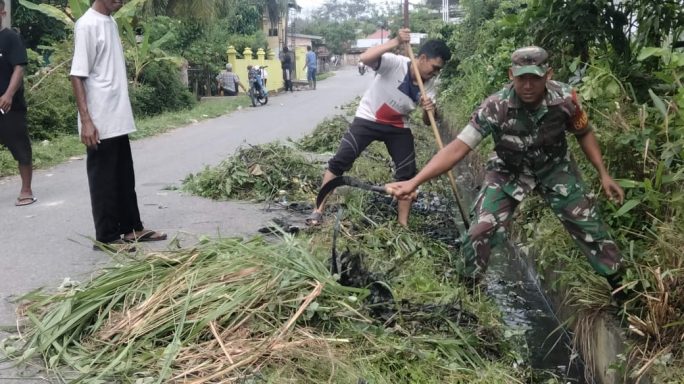 TNI Peduli Lingkungan: Babinsa dan Masyarakat Gotong Royong di Desa Paya Bujok Beuramoe