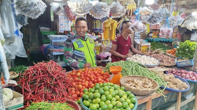 Babinsa Koramil 12/Sry Ajak Pedagang Sembako Jaga Kualitas dan Harga di Pasar Labuhan Keude