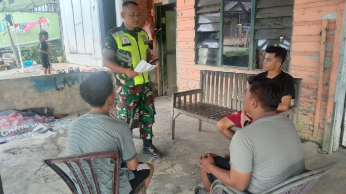 Komsos Dengan Warga, Babinsa Koramil 01/Ksp Sosialisasikan Rekrutmen TNI AD Gelombang I Tahun 2025