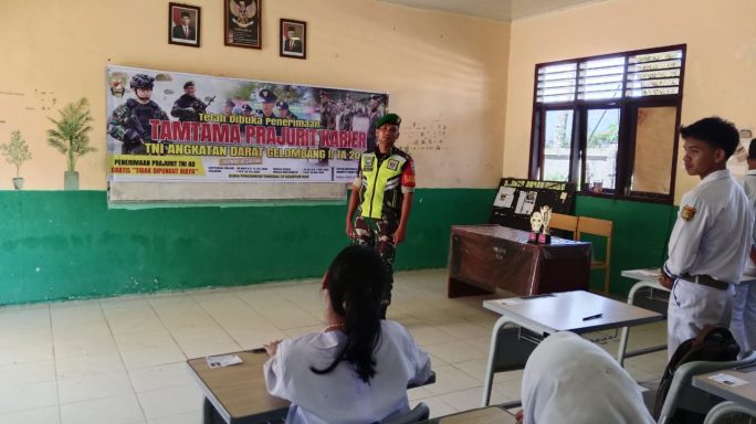 Babinsa Posramil Deleng Pokhkisen Gelar Sosialisasi Tentang Pendaftaran Menjadi Prajurit TNI AD Di Wilayah Binaan