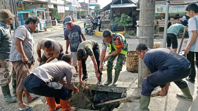 Pelancar Saluran Parit Dan Gorong Gorong , Babinsa Koramil 01/Kuala Simpang Bersama Warga Gotong Royong Bersihkan Gorong Gorong