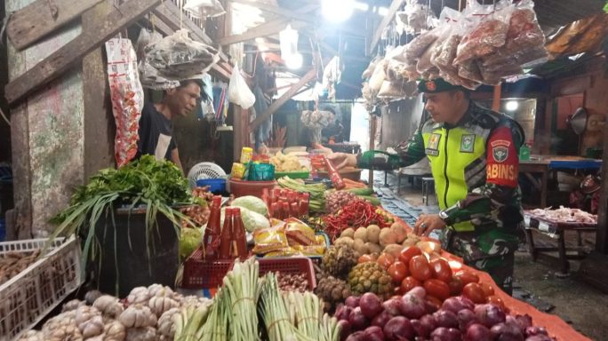 Jaga Stabilitas Pangan Babinsa Cek Harga Sembako Di Pajak Impres