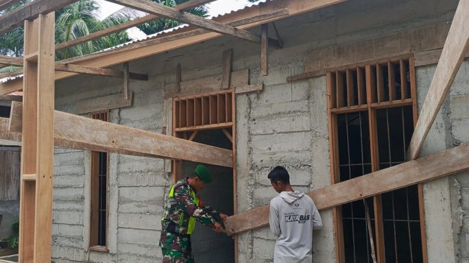 Babinsa Bersama Warga Kerja Bakti Bantu Pasang Tiang Rumah Warga Desa Binaan
