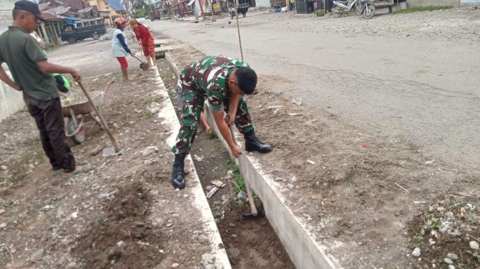 Personil Babinsa Bersama Warga Laksanakan Pembersihan Lingkungan Tempat Ibadah