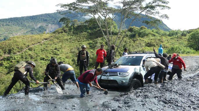 Pangdam IM Apresiasi Satgas Pamtas RI-PNG Yonif 112/DJ Bantu bersihkan material longsor di Puncak Jaya.