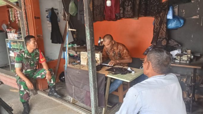 Babinsa Koramil 15/Tiro Beri Motivasi kepada Pelaku UMKM Tukang Jahit di Pidie