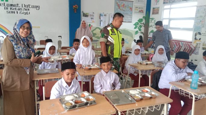 Babinsa Koramil 21/Kota Sigli, Kodim 0102/Pidie Monitoring Pembagian Makanan Bergizi Program Presiden di SDN 1 Sigli