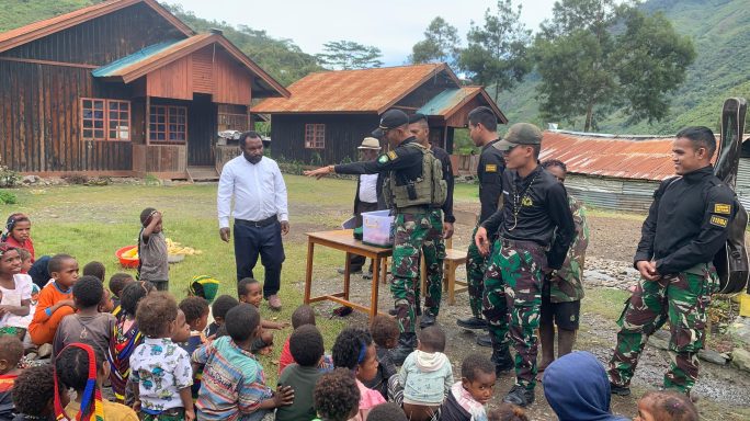 Pengamanan dan Berbagi berkah ditengah Paskah, Satgas Yonif 112/DJ Wujudkan Damai Sejahtera dengan Masyarakat Papua